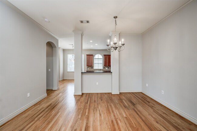 Building Photo - 315 Sandman St