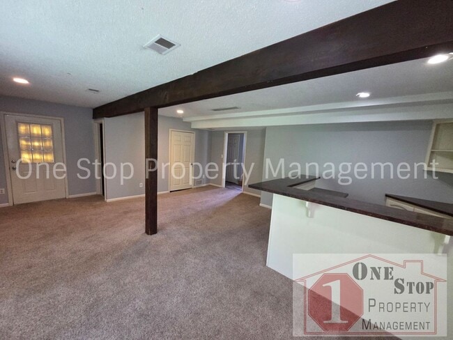 Building Photo - 4 Bedroom, 2.5 Bathroom Home in North Kansas City, Missouri
