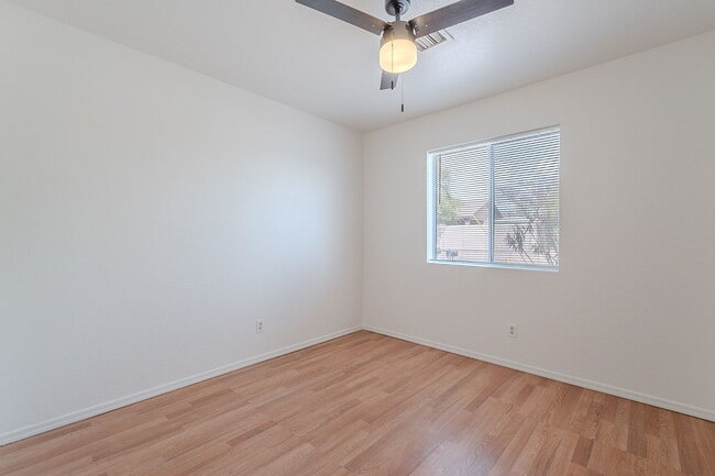Building Photo - 402 N 101st Pl