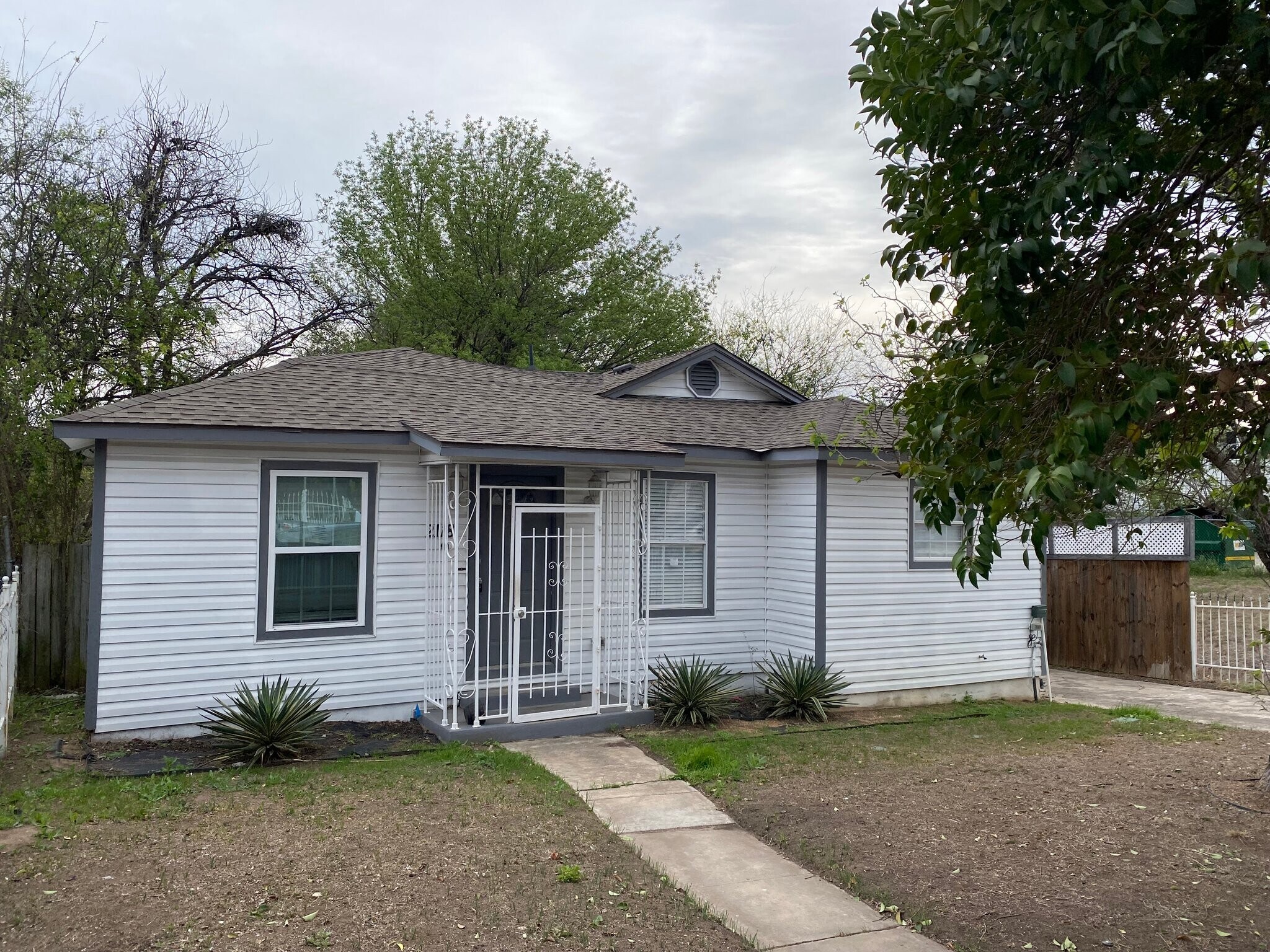 Building Photo - 2118 Burnet St