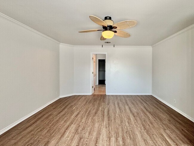 Building Photo - Spacious 3 bedroom home!