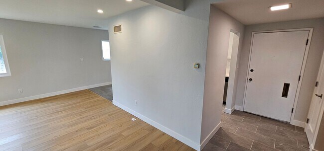 Building Photo - DEL CERRO / SAN DIEGO - Newly Remodeled Ch...