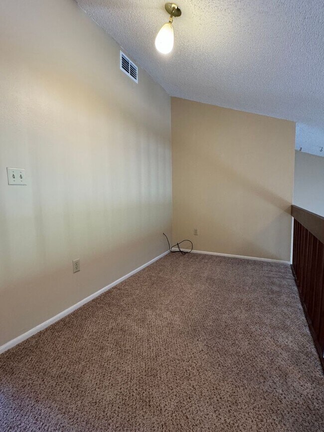 Building Photo - 2 bedroom + loft, 2 bathroom townhome near UCF