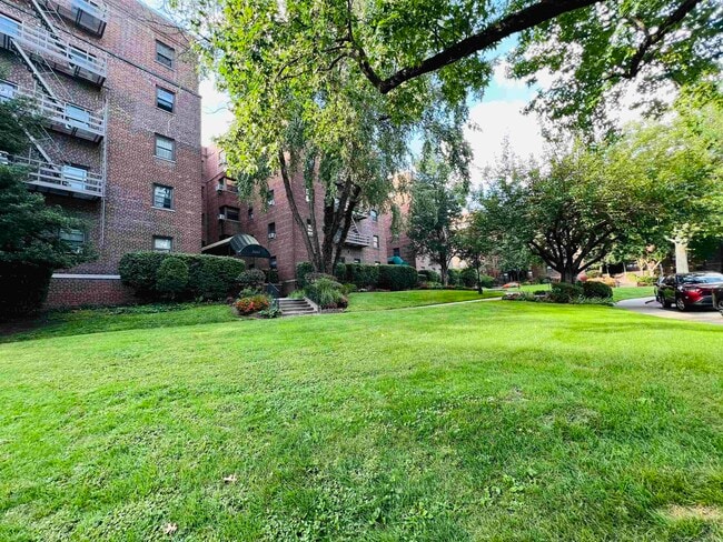 Building Photo - 2333 Hudson Terrace