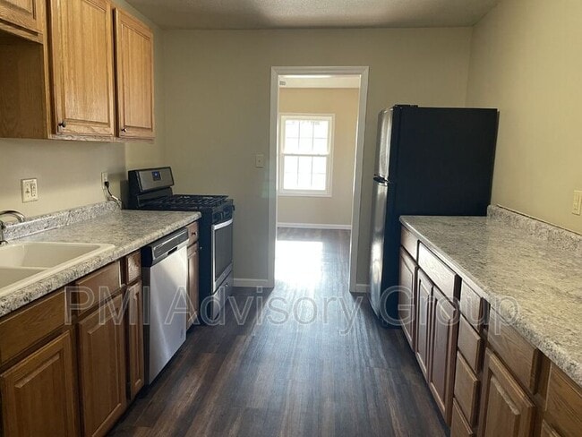 Building Photo - 940 SE Pinecrest Dr