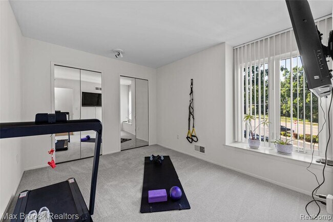 Building Photo - 704 Oakbrook Ridge Dr