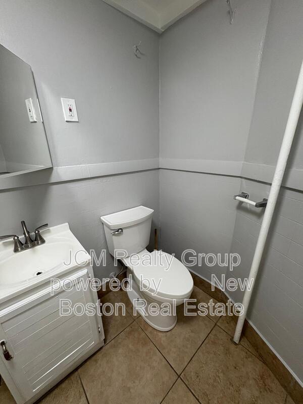 Building Photo - 64 Hollis St