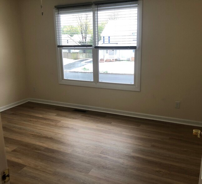 Building Photo - 1246 Goldfinch Dr