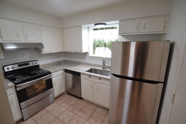 Building Photo - Newly updated, 2 bedroom, 2 bath Condo at Westdale Club Condos