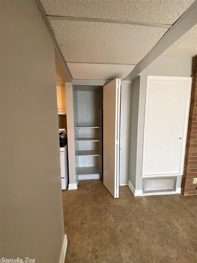 Building Photo - 4501 Hickory Ave