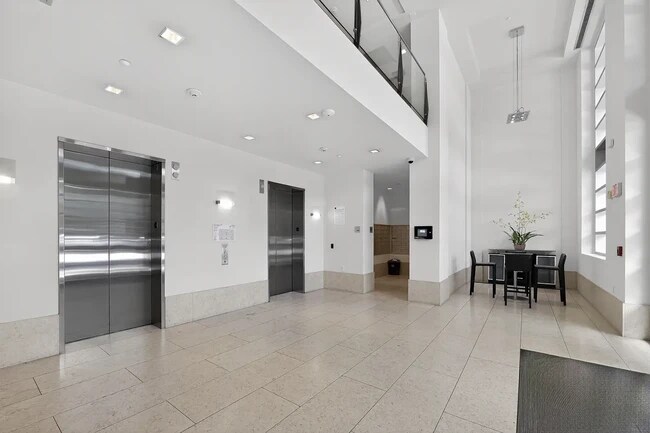 Building Photo - 585 9th St