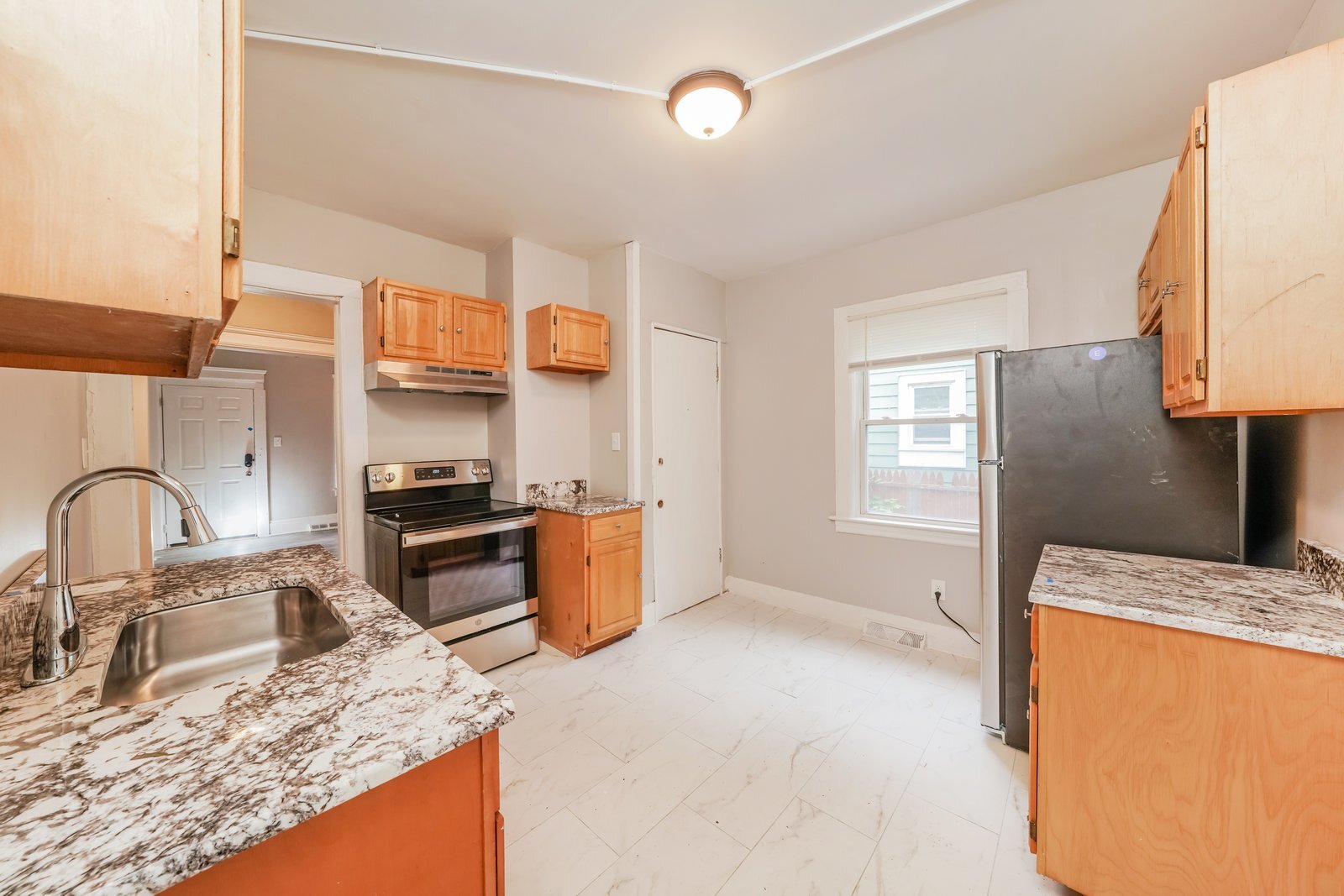 Building Photo - 339 W Calthrop Ave