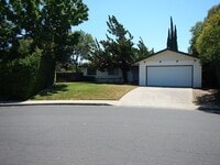 Building Photo - Charming 4Bed 2 Bath in great family neigh...