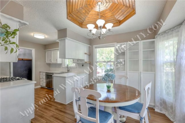 Building Photo - Beautiful 3 Bed 2.5 Bath Raised Ranch in L...