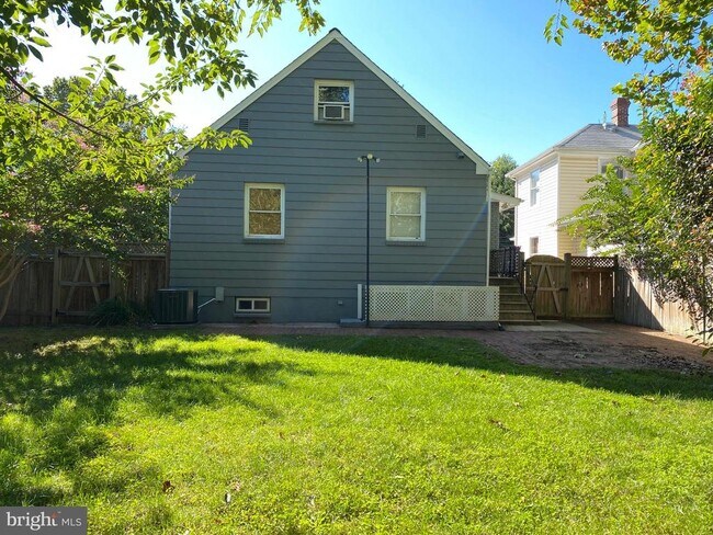Building Photo - 323 S Adams St
