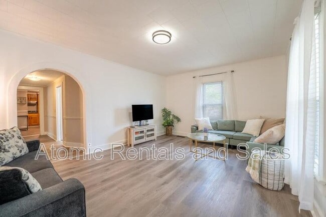 Building Photo - 703 W 2nd Ave