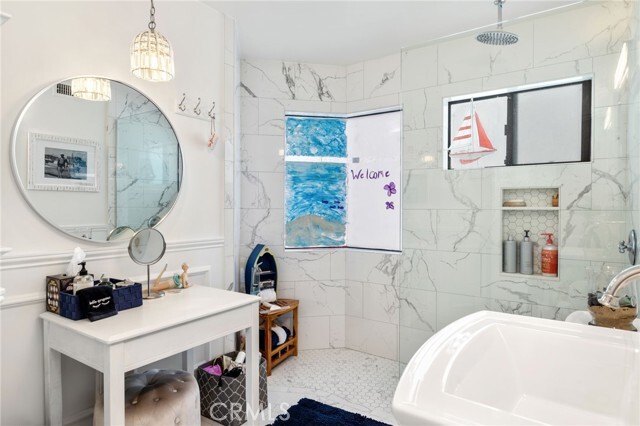 Building Photo - 536 The Strand