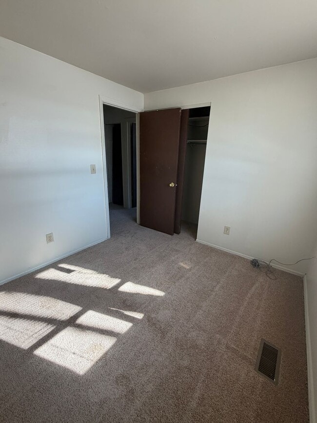 Building Photo - Three Bedroom/One Bath Home In Huber Heights Located On Quiet Cul-de-sac