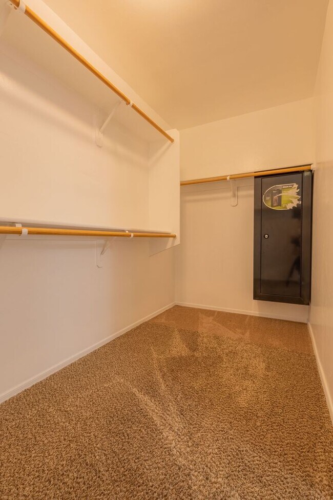 Building Photo - SHOWING SATURDAY 04/25 @ NOON. MUST TEXT AGENT!