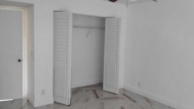 Building Photo - 1523 Lake Crystal Dr