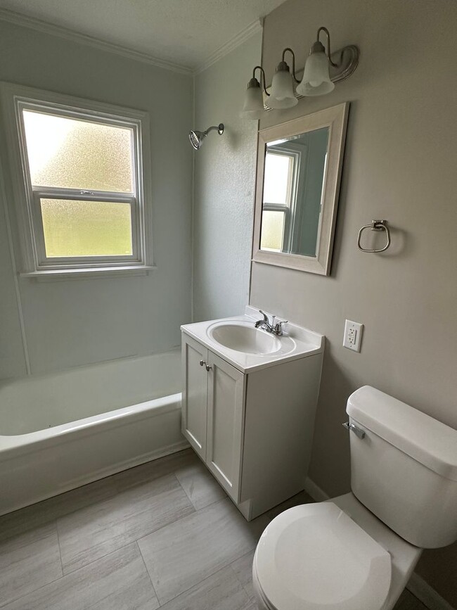 Building Photo - Cute 3 bedroom home move in ready