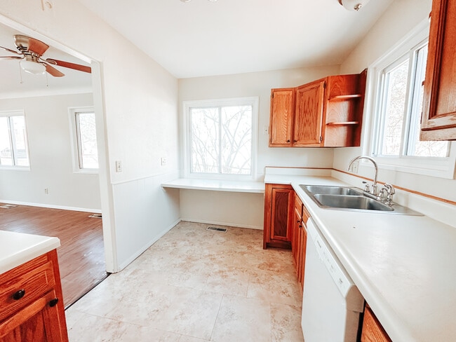 Building Photo - 3025 S Byrne Rd