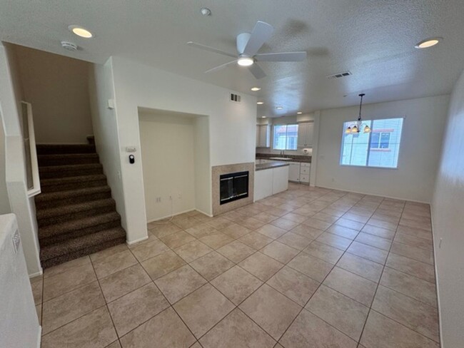 Building Photo - Spacious 3 Bedroom 2.5 Bathroom Condo in t...