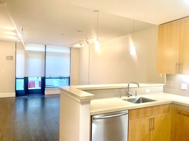 Building Photo - Spacious Centrally Located 1 bed + Den/ 1....