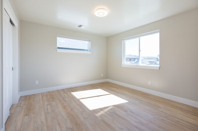 Building Photo - 5377 Remington Dr