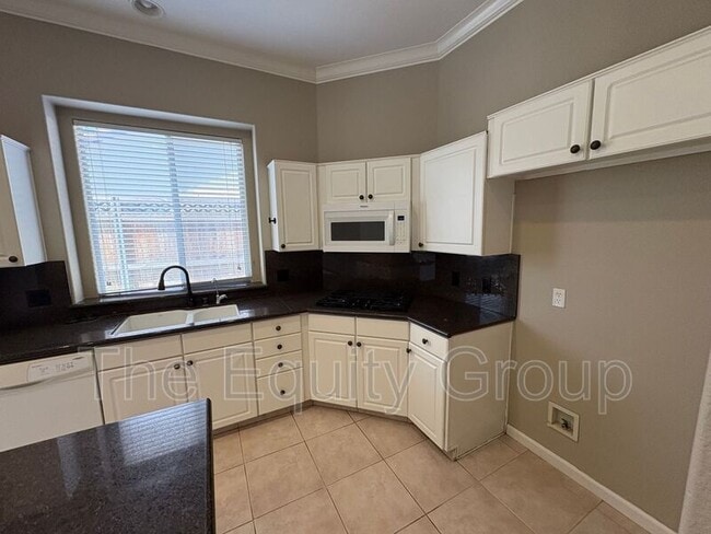 Building Photo - 2511 S Peppertree St