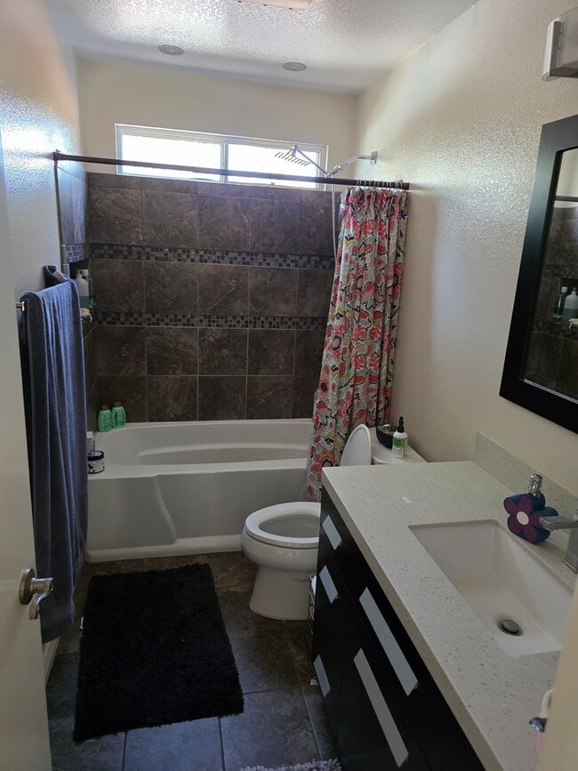 Building Photo - Spacious 4 bedroom 2.5 bath home with a hu...