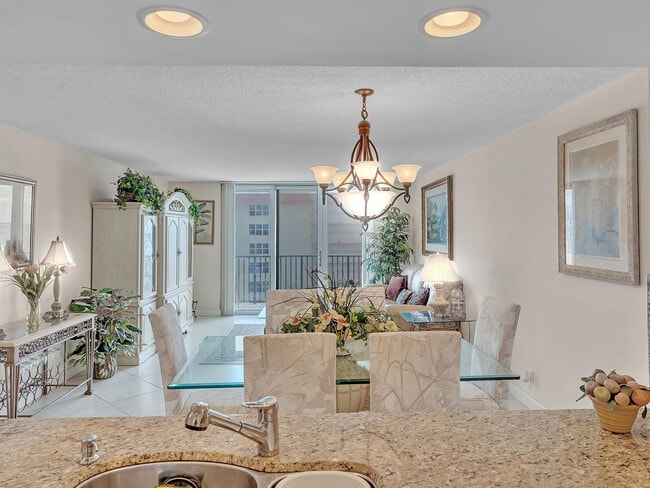 Building Photo - 1150 Hillsboro Mile