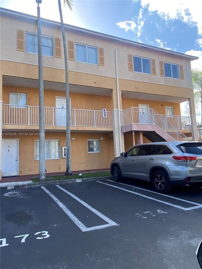 Building Photo - 6245 SW Kendale Lakes Cir