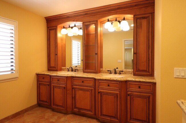 Building Photo - Beautiful Executive Home on the Golf Course