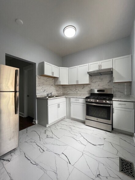 Building Photo - 916 W 68th St
