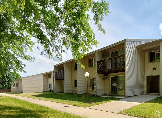 most units have a courtyard-facing balcony - Linderhof Park Apartments