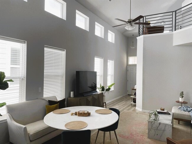 Building Photo - 10100 Dawn Pearl Dr