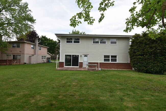 Building Photo - 1702 N Waterman Ave