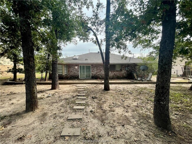 Building Photo - 1201 Francis Dr