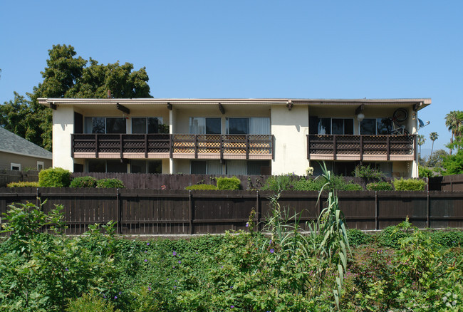 Building Photo - Holiday Plaza Apartments
