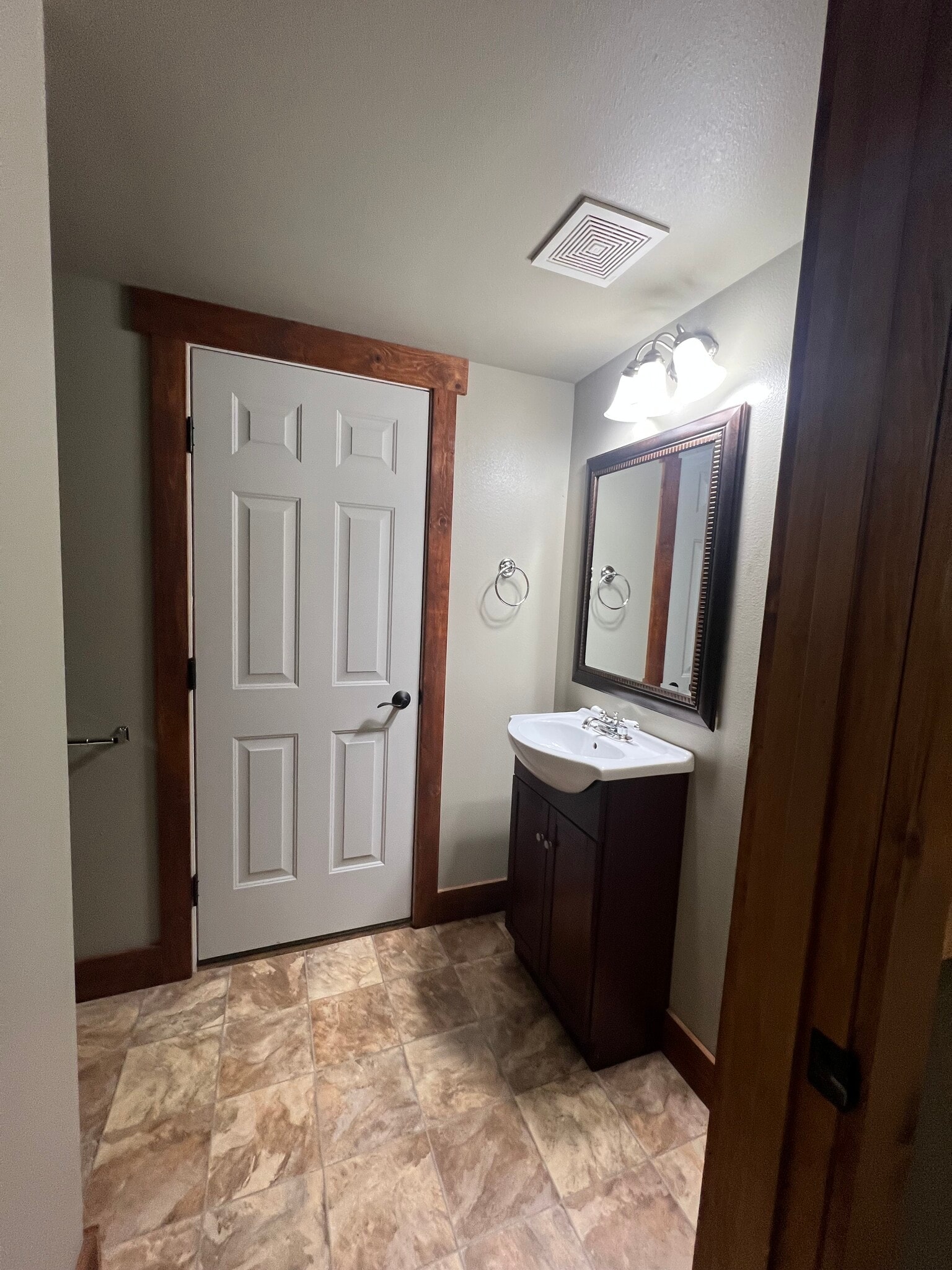 Building Photo - 2027 Lakehills Dr