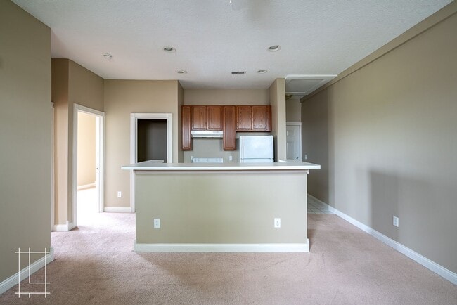 Building Photo - 225 E 5th Ave