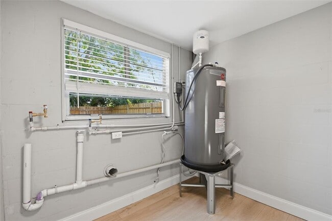 Building Photo - 405 Shore Dr E