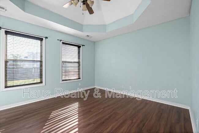 Building Photo - 3565 Southwood Dr