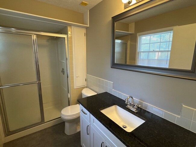 Building Photo - 3 Bedroom 2 Bath 2 Car Garage! Southeast! ...