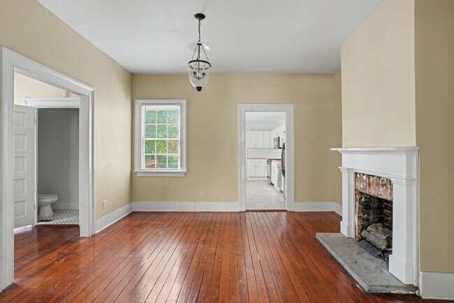 Building Photo - 2 Bedroom Charmer with Sundeck, Wood Floors, and High Ceilings