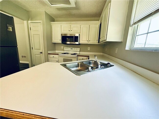 Building Photo - 771 Moss Side Dr