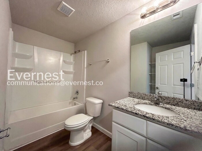 Building Photo - 25 Raeland Ln