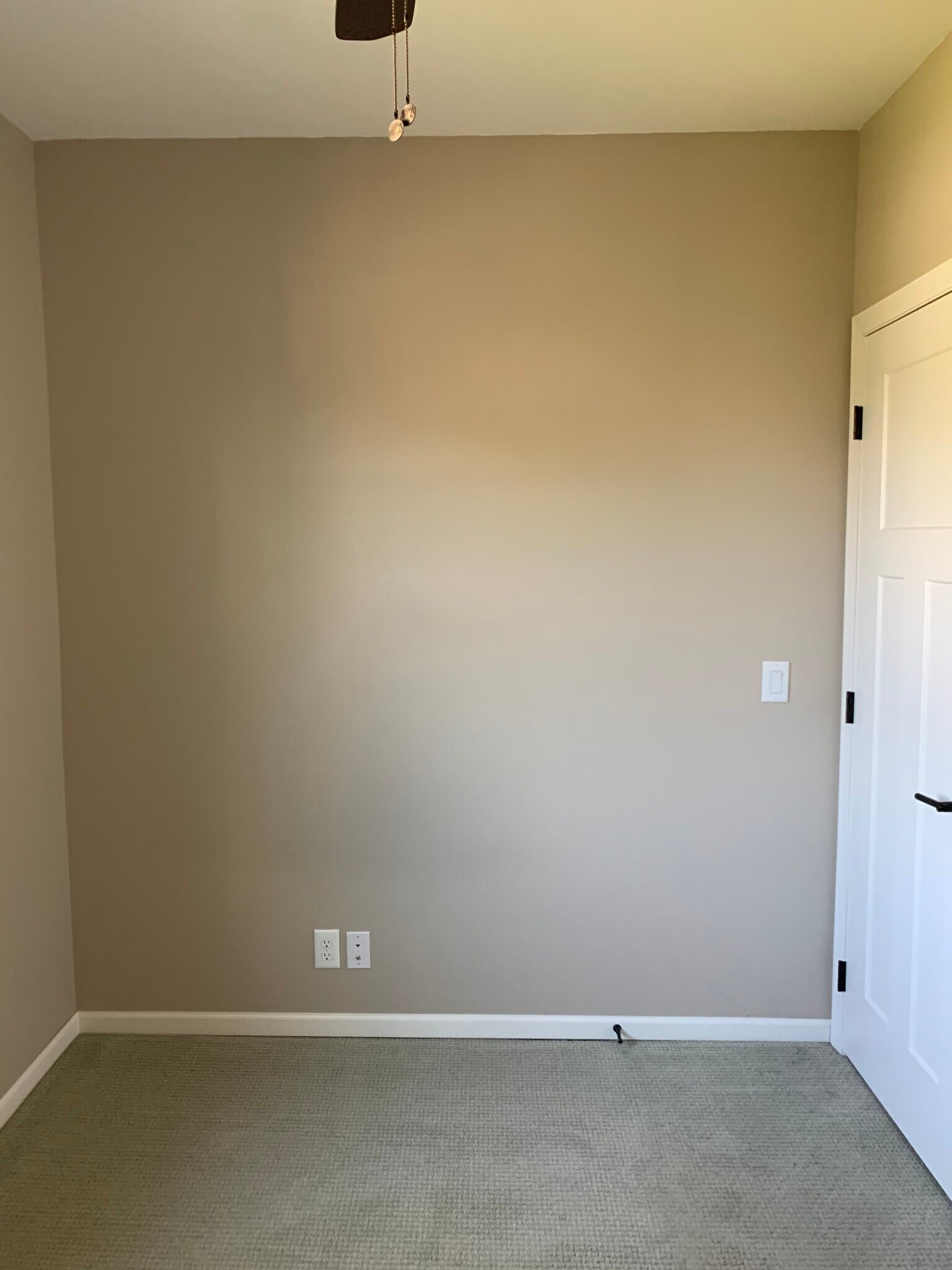 Building Photo - 465 W 5th St