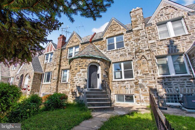 Building Photo - 5925 Woodcrest Ave